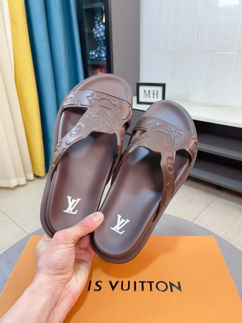 Men's shoes 💰360🌹🌹 (lv-Louis Vuitton) new men's sandals, high-end boutique, exquisite embossed logo decoration on the upper, fine workmanship, super soft soles, casual, loose and comfortable, a must-have in summer! \nsize：38-44